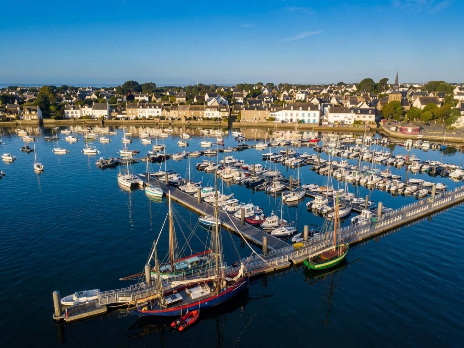 Vieux gréements amarrés dans un port du golfe du Morbihan, vue aérienne